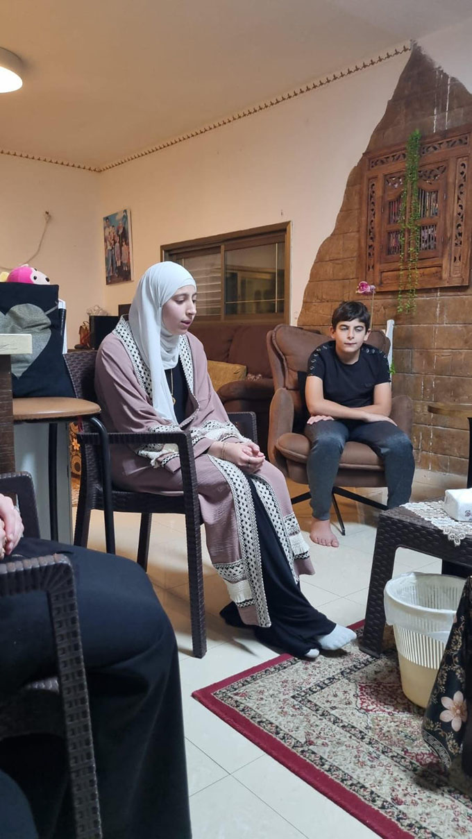 زيارة بيتية للطالبة المتميزة هبة شواهنة والتي اتمت حفظ عشرة أجزاء من القران الكريم